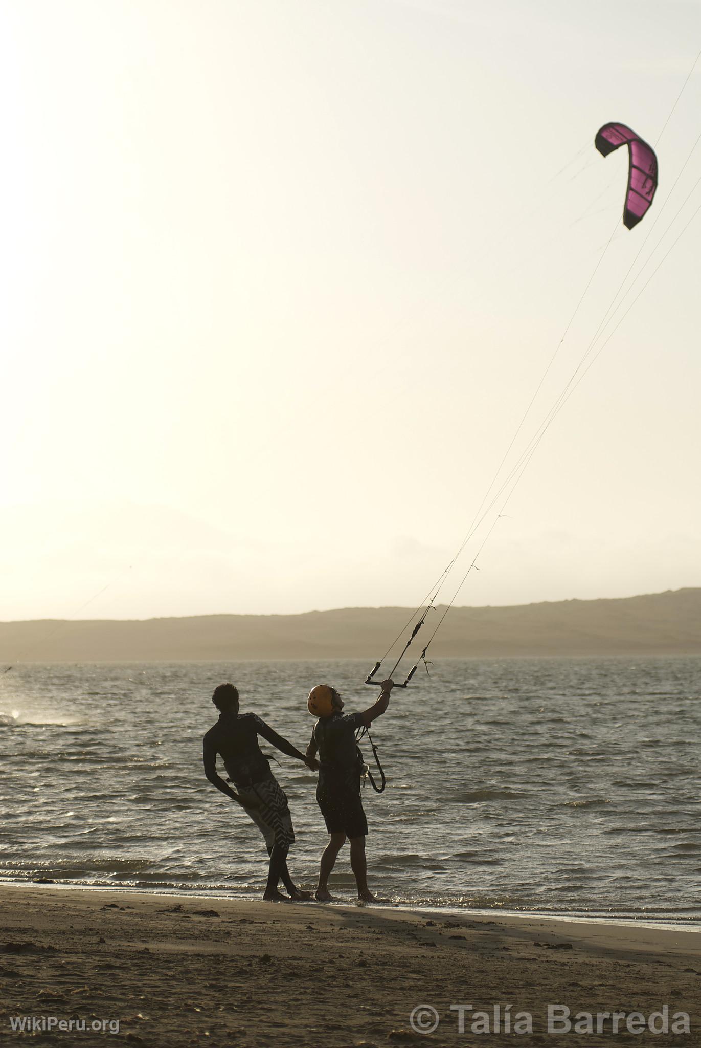 Kitesurfing in Paracas