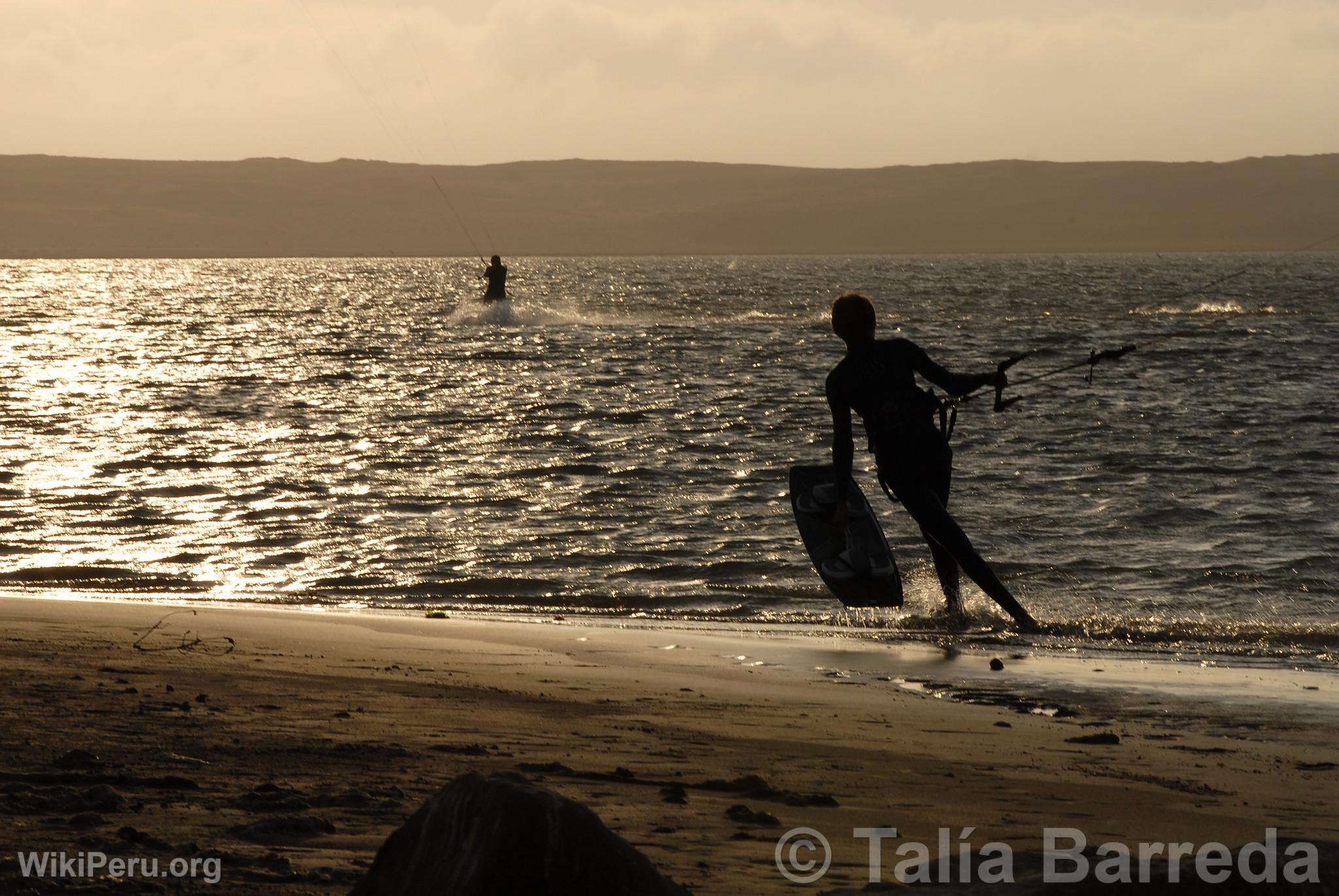 Kitesurfing in Paracas