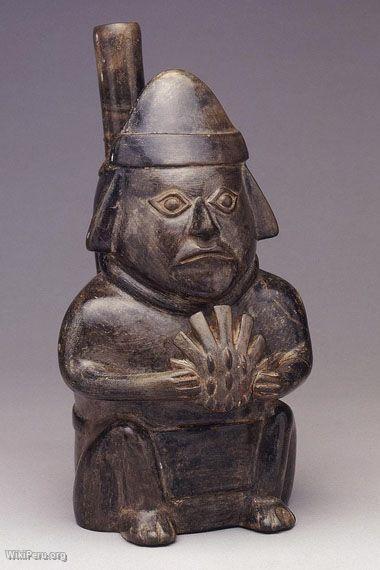 Chim ceramic. Character holding a spondylus