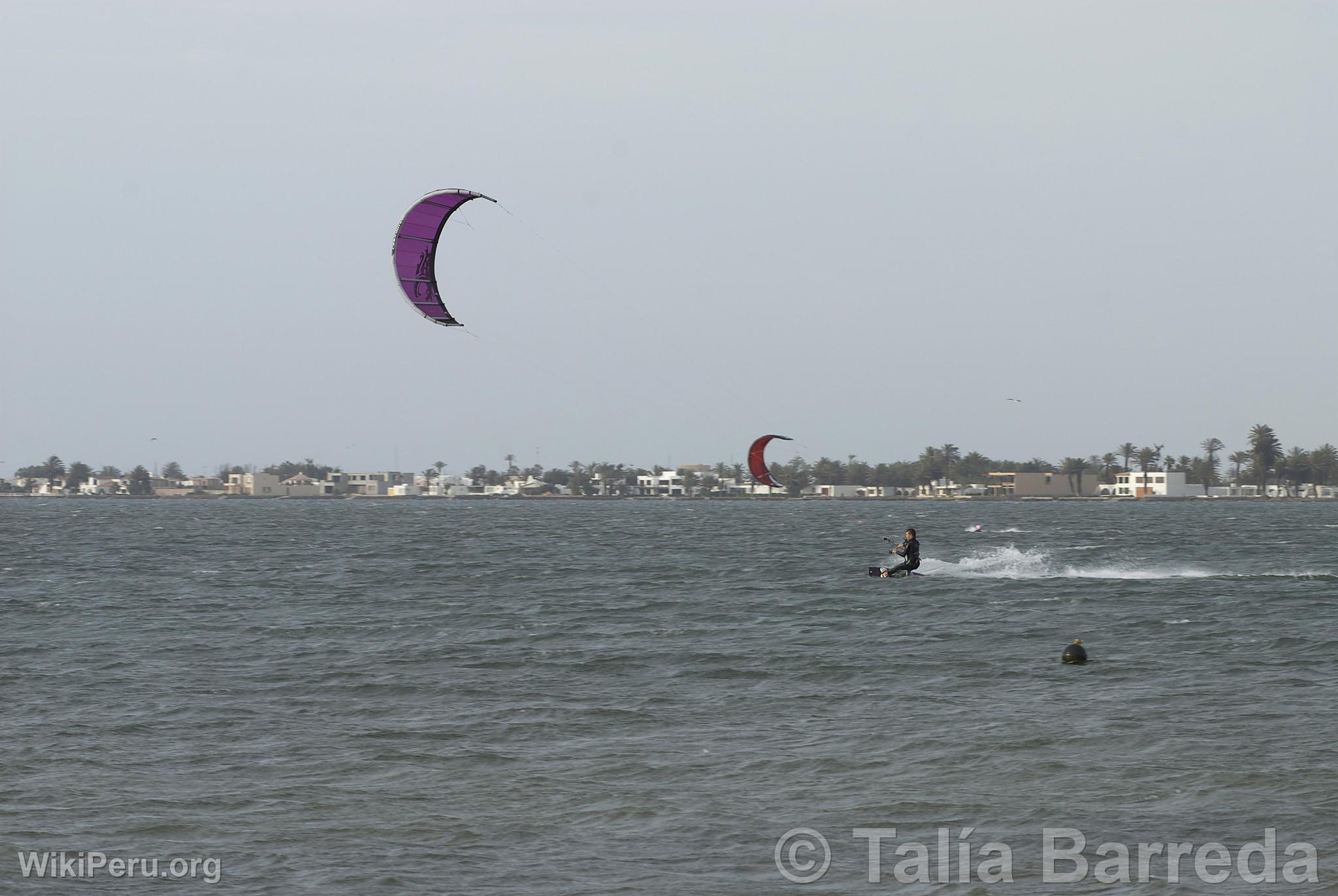 Kitesurfing in Paracas