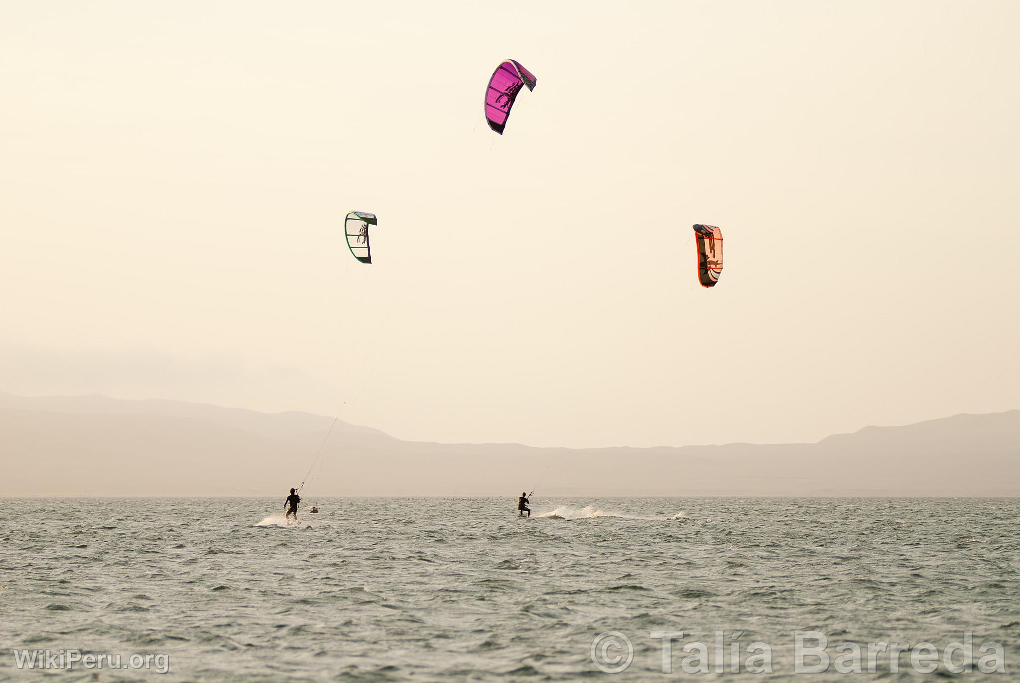 Kitesurfing in Paracas