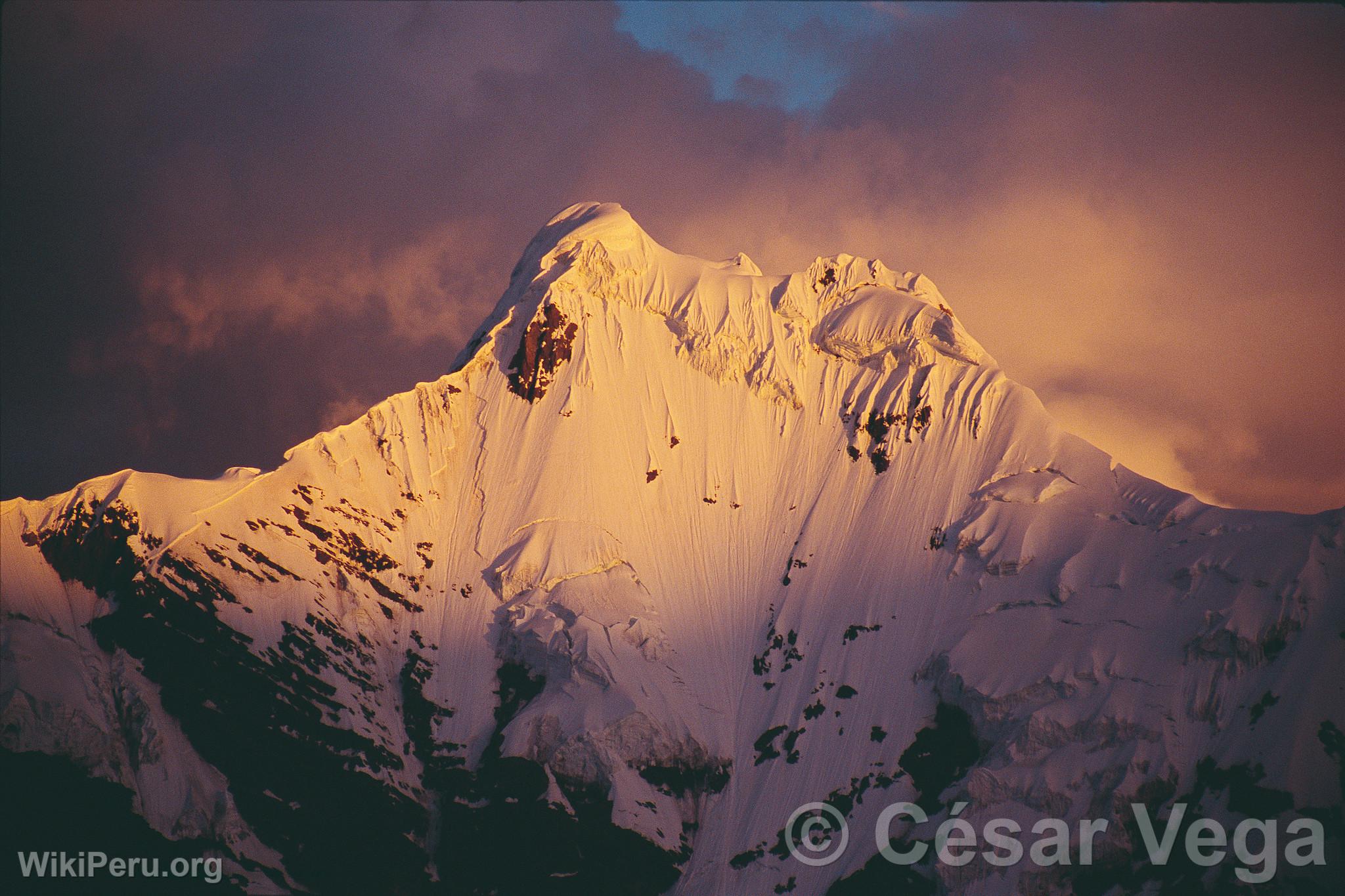 Maparaju Snow-Capped Mountain 5326 masl, Huascarn