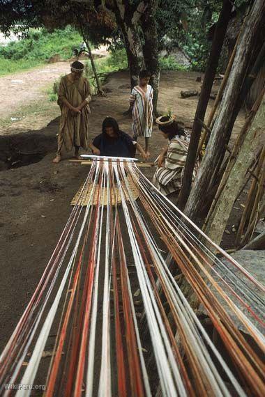 Ashninkas with Loom