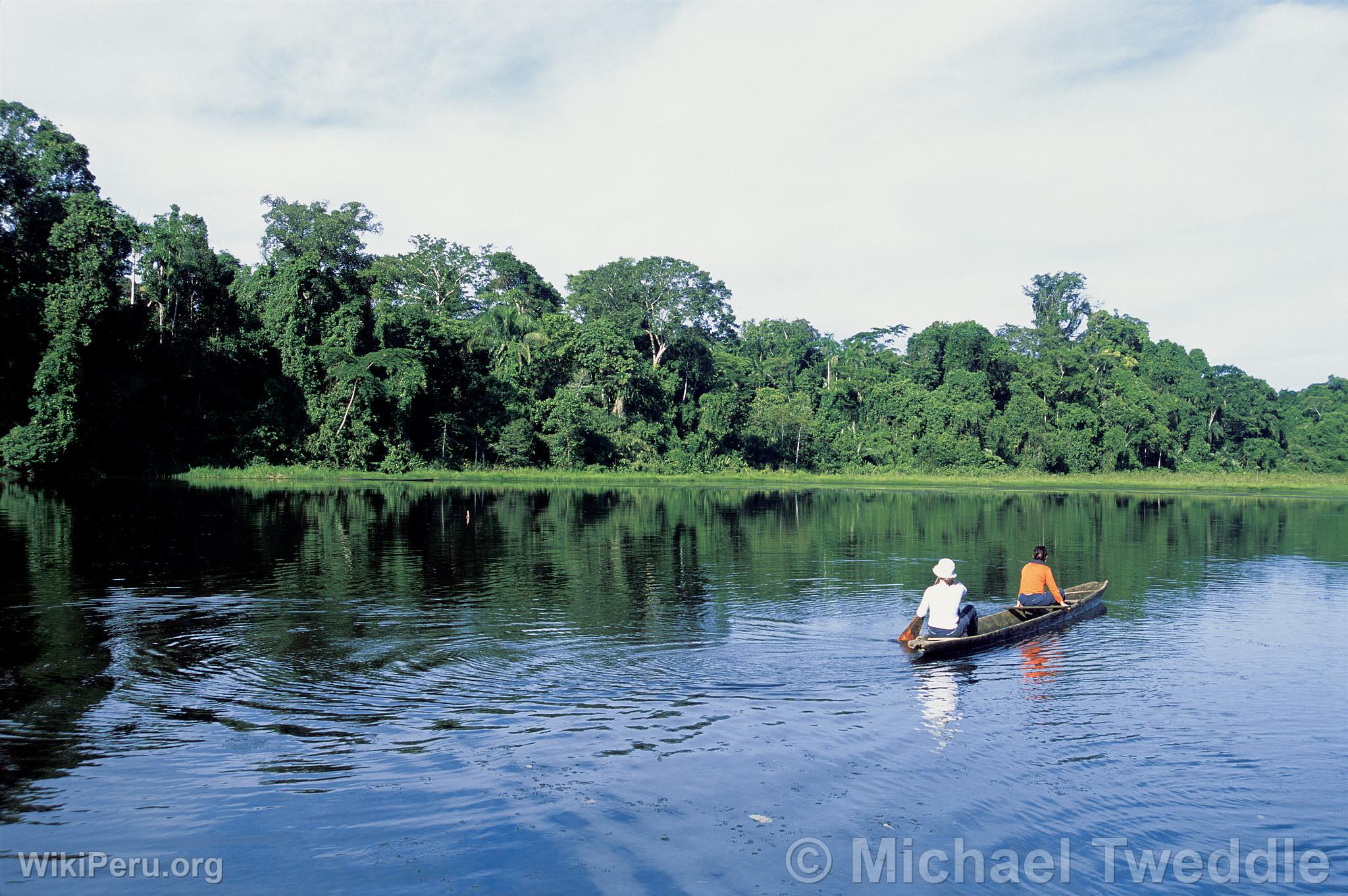 Tourists at Lake Tres Vhimbadas