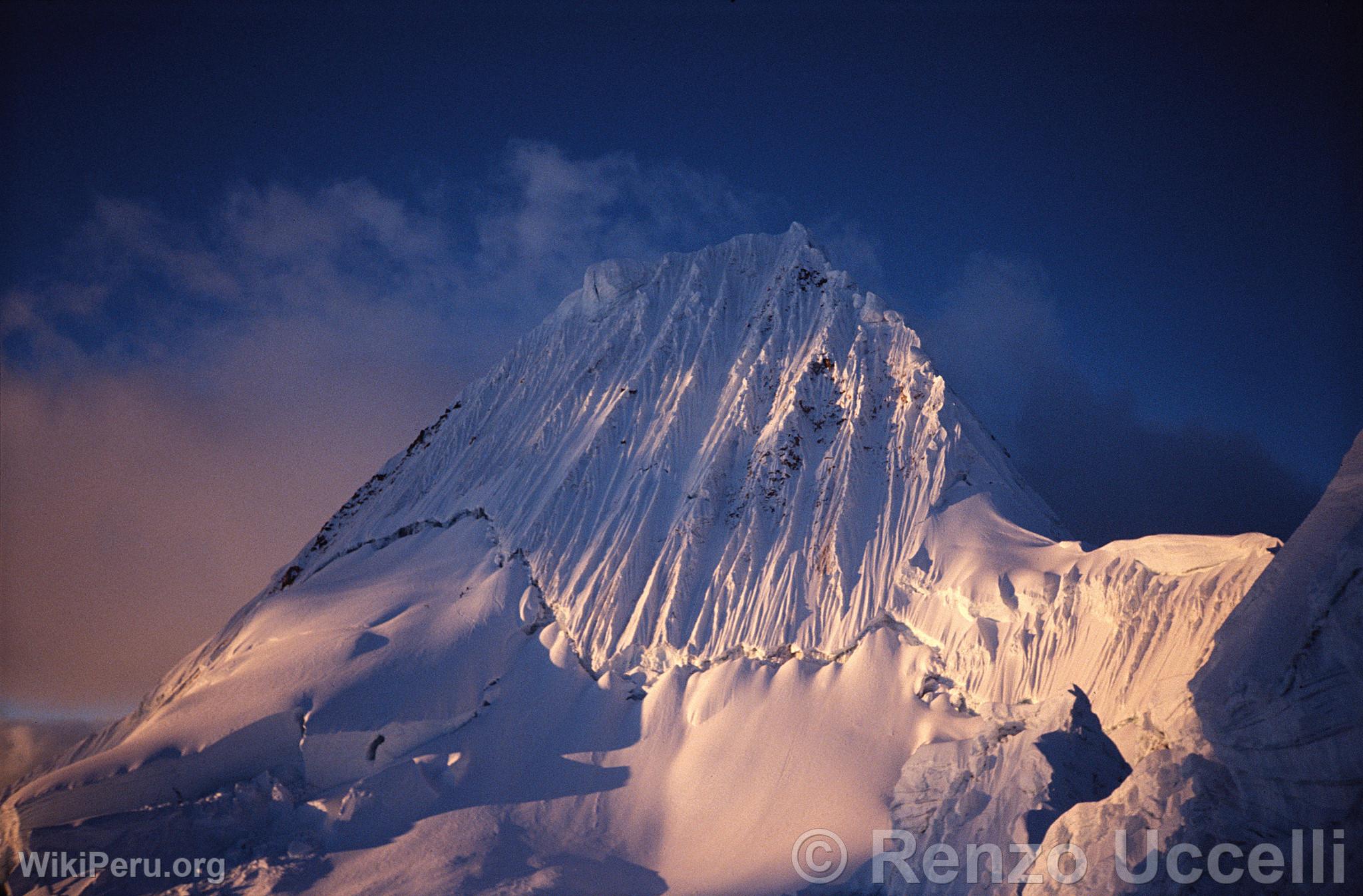 Alpamayo Snow-Capped Mountain 5947 masl, Huascarn